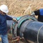 Dos operarios trabajando en la ampliación del gasoducto del norte, en Salta, que fue construido por Frondizi en 1960 /Eduardo Gigante