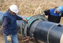 Dos operarios trabajando en la ampliación del gasoducto del norte, en Salta, que fue construido por Frondizi en 1960 /Eduardo Gigante