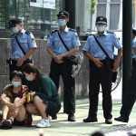 Escenas de las protestas de clientes estafados frente a la sede central de Evergrande en Guangzhou. Fuente AFP