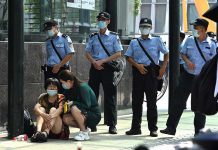 Escenas de las protestas de clientes estafados frente a la sede central de Evergrande en Guangzhou. Fuente AFP