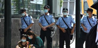 Escenas de las protestas de clientes estafados frente a la sede central de Evergrande en Guangzhou. Fuente AFP