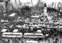 Manifestación frente al Congreso Nacional a favor de la libertad de enseñanza en 1958