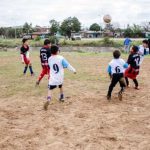 Partido de fútbol en un potrero en un barrio popular de Buenos Aires.