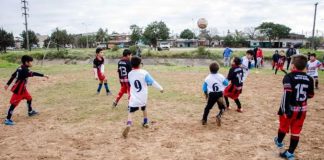 Partido de fútbol en un potrero en un barrio popular de Buenos Aires.