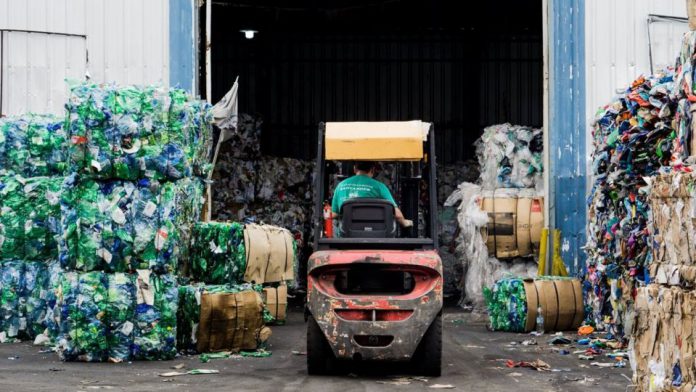 Un operario recicla botellas en una fabrica de Aguas Danone, organización certificada como empresa B. Fuente: cadibsa.org.ar