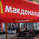 La gente se sienta en la terraza de un restaurante McDonald's cerrado en Moscú, capital de Rusia / A.Nemenov AFP