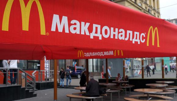 La gente se sienta en la terraza de un restaurante McDonald's cerrado en Moscú, capital de Rusia / A.Nemenov AFP