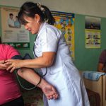 A una mujer le toman la presión arterial. Fuente: UNICEF/https://beijing20.unwomen.org/