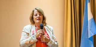 Paola Delbosco además de presidente de la Academia Nacional de Educación es Doctora en Filosofía y profesora de ética