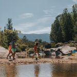 Córdoba es de las provincias cuyo turismo ya superó los niveles de visitas turisticas previos a la pandemia. En la foto turistas caminan por un arroyo en las sierras centrales//larutanatural.gob.ar