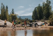 Córdoba es de las provincias cuyo turismo ya superó los niveles de visitas turisticas previos a la pandemia. En la foto turistas caminan por un arroyo en las sierras centrales//larutanatural.gob.ar