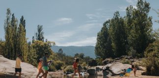 Córdoba es de las provincias cuyo turismo ya superó los niveles de visitas turisticas previos a la pandemia. En la foto turistas caminan por un arroyo en las sierras centrales//larutanatural.gob.ar