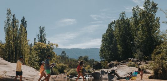 Córdoba es de las provincias cuyo turismo ya superó los niveles de visitas turisticas previos a la pandemia. En la foto turistas caminan por un arroyo en las sierras centrales//larutanatural.gob.ar