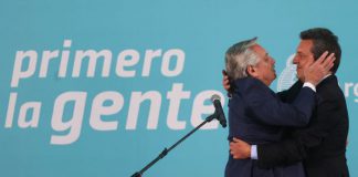 El presidente Fernández felicita efusivamente a Sergio Massa en su asunción como ministro de economía.. Casa Rosada