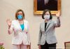 La presidenta de la Cámara de Representantes de Estados Unidos, Nancy Pelosi, a la izquierda, y la presidenta de Taiwán, Tsai Ing-wen, saludan durante una reunión en Taipei./ Taiwan presidential Office - AP picture alliance