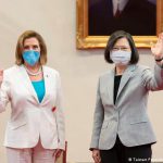 La presidenta de la Cámara de Representantes de Estados Unidos, Nancy Pelosi, a la izquierda, y la presidenta de Taiwán, Tsai Ing-wen, saludan durante una reunión en Taipei./ Taiwan presidential Office - AP picture alliance