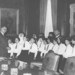 El presidente Frondizi recibe a alumnas de la escuela Nuestra Señora de Lourdes de Banfield- AGN