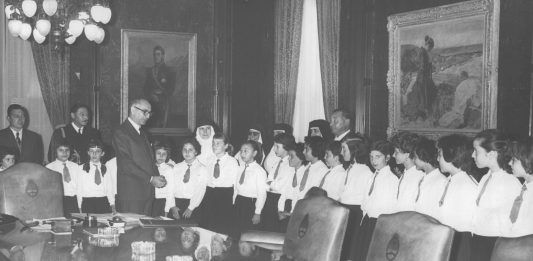 El presidente Frondizi recibe a alumnas de la escuela Nuestra Señora de Lourdes de Banfield- AGN