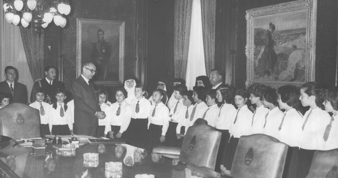 El presidente Frondizi recibe a alumnas de la escuela Nuestra Señora de Lourdes de Banfield- AGN