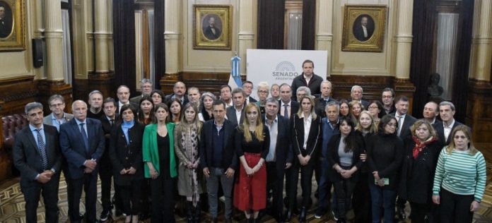 Senadores del oficialismo y oposición se unieron para solidarizarse con la vicepresidenta.