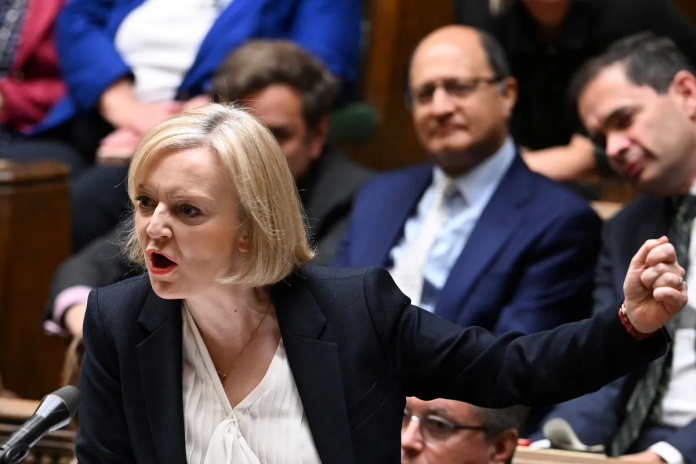 La primera ministra británica Liz Truss, durante las preguntas al primer ministro en la Cámara de los Comunes en Londres el 19 de octubre de 2022 JESSICA TAYLOR - UK PARLIAMENT