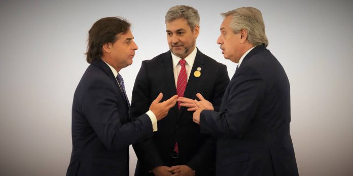 Los presidentes Lacalle Pou de Uruguay y Fernández de Argentina, discuten ante la mirada de su par paraguayo Abdo. / nuso.org