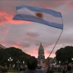 Un hombre despliega la bandera patria frente al Congreso de la Nación |(Muhammed Emin Canik - Agencia Anadolu).