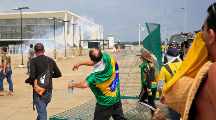 Los partidarios del expresidente brasileño Jair Bolsonaro chocan con la policía antidisturbios en el Palacio Presidencial del Planalto SERGIO LIMA - AFP