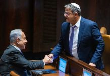 El Primer Ministro Bennjamin Netanyahu con su flamante aliado Itamar Ben Gvir at the Knesset on December 28, 2022. (Olivier Fitoussi/ Flash90)