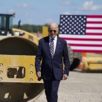 El Presidente Joe Biden en el sitio donde se construye la nueva fabrica chips de Intel en Ohio / MANUEL BALCE CENETA / AP