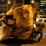 Un cartonero arrastra su carro repleto en plena noche porteña. El hogar del cartonero