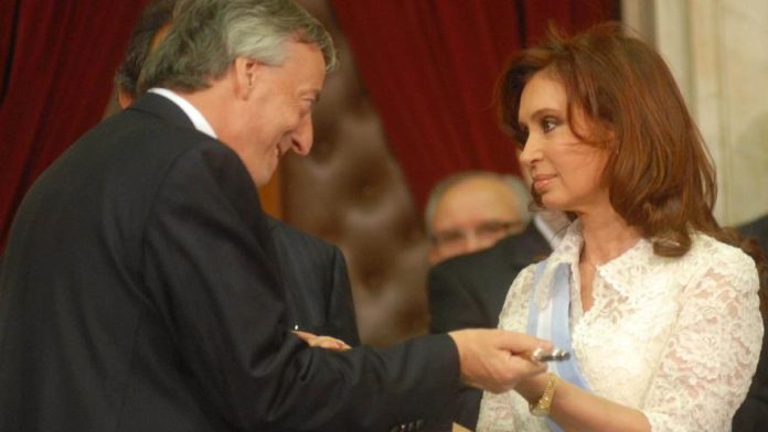 Néstor Kirchner entrega el bastón de mando a la presidenta Cristina Fernández de Kirchner en la ceremonia de traspaso de mando realizada en el Congreso Nacional, 10/12/2007. Télam/Raúl Ferrari