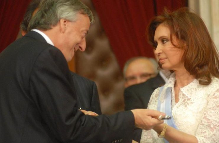 Néstor Kirchner entrega el bastón de mando a la presidenta Cristina Fernández de Kirchner en la ceremonia de traspaso de mando realizada en el Congreso Nacional, 10/12/2007. Télam/Raúl Ferrari