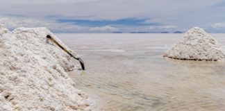 En Sudamérica se extrae litio de salmueras. Si bien este método implica mayor extensión en el tiempo, es de menor costo respecto a la explotación desde espodumena como es el caso australiano.