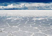 Los 10.000 kms2 de superficie blanca y lisa convierten al Salar de Uyuni, en Bolivia, en el más grande del mundo. https://planetafascinante.com/