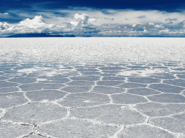 Los 10.000 kms2 de superficie blanca y lisa convierten al Salar de Uyuni, en Bolivia, en el más grande del mundo. https://planetafascinante.com/