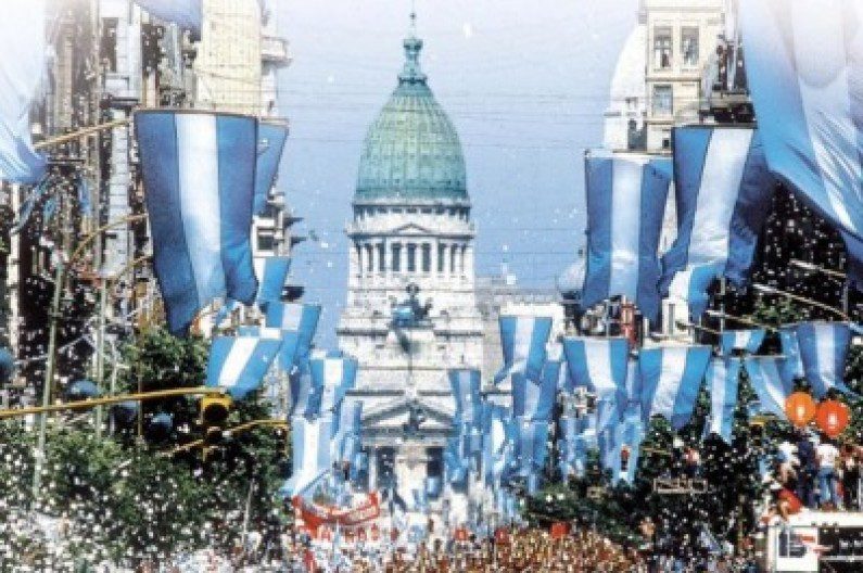 El 30 de octubre de 1983 es recordado como el día que se restauró la democracia en la República Argentina, cuando los ciudadanos del país pudieron volver a depositar sueños, esperanzas e ideales dentro de una urna con su voto y así restaurar un sistema de derecho y valores democráticos. El 10 de diciembre asumió el primer presidente electo en esta nueva etapa, Raúl Alfonsín