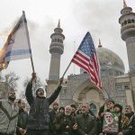 Iraníes queman banderas de Israel y Estados Unidos durante una protesta en Teherán por el asesinato del general Qassem Soleimani. Foto: AFP.