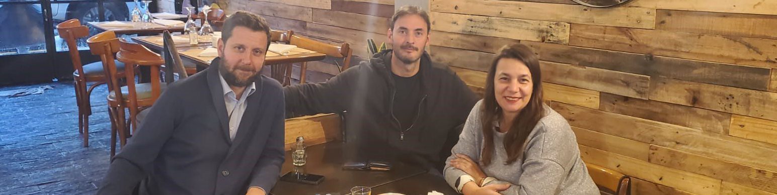 Carola Ramón junto a Sebastián Ibarra y Matías Battaglia (diciembre 2023)